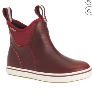 Women's XTRATUF Leather ankle Deck Boot                Size 8 Cabernet